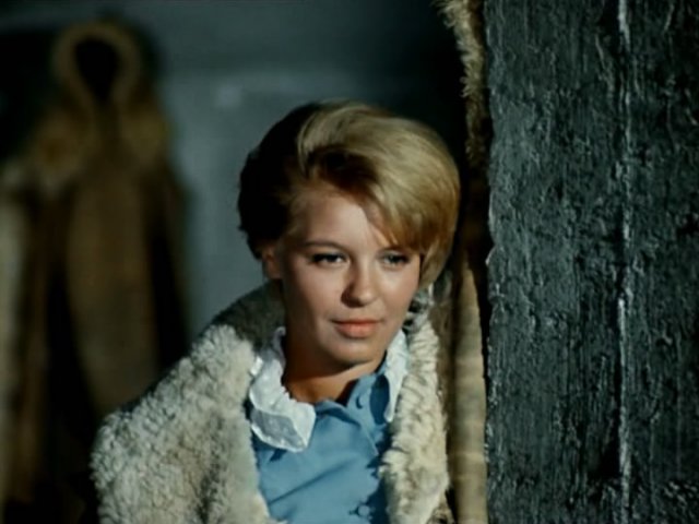 Ақ сандалдар киген балапан өзінің әдемі жопында трахает алады