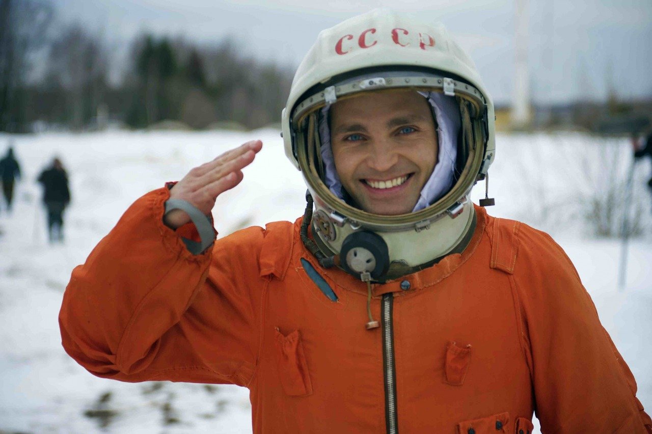 Фотография гагарина в скафандре. Гагарин космонавт.